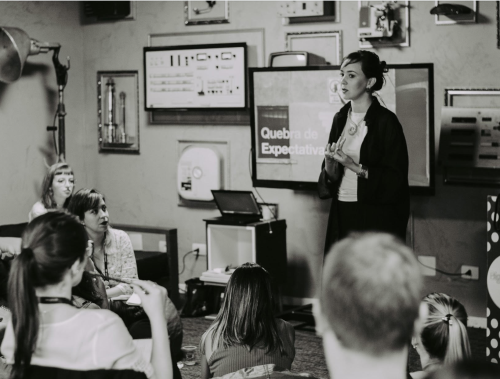 Julie Fank, doutora em Escrita Criativa, em aula na Esc. Escola de Escrita